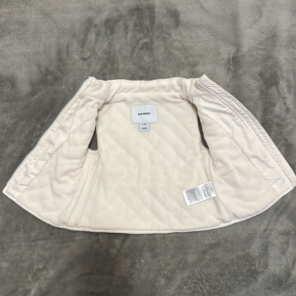White Old Navy Puffer Vest Size 6-12m - Picture 3 of 5